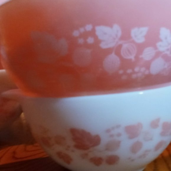 VINTAGE PYREX PINK GOOSEBERRY Mixing Bowl Set of 4. FREE SHIPPING!! - Picture 2 of 12